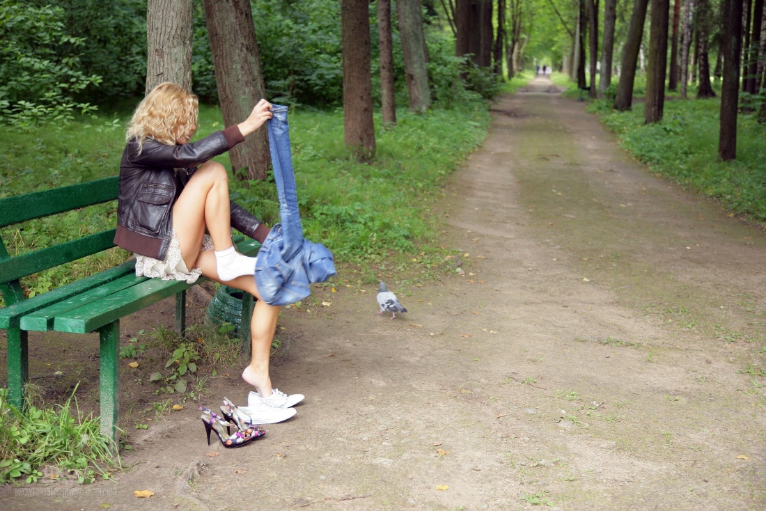 Девушка в парке без трусиков