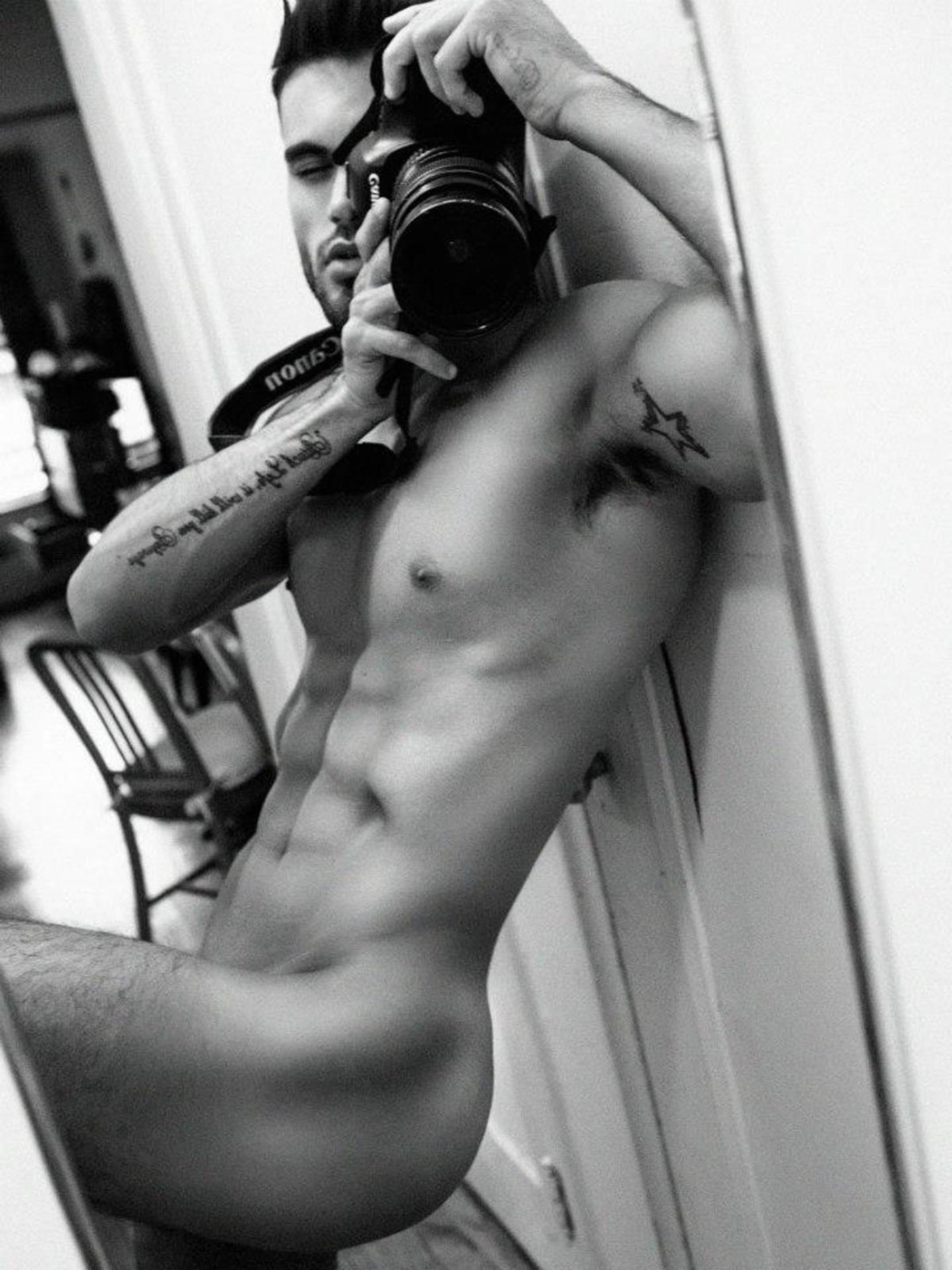 Эротическое селфи с мужем в зеркале