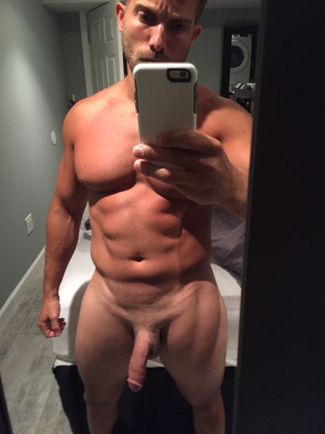 Голый спортивный парень домашнее
