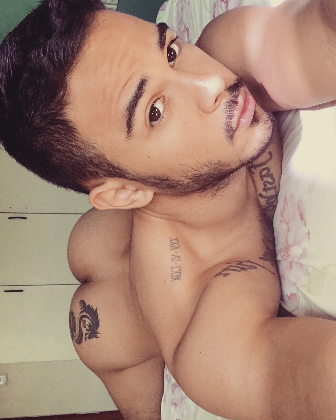 Молодой парень ню селфи