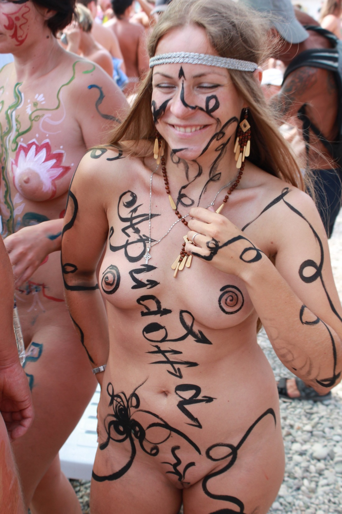 Семейный нудистский боди арт