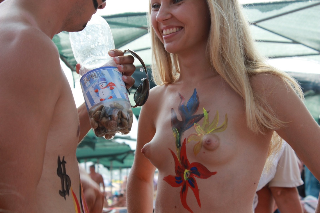 Голые разрисованные на пляже