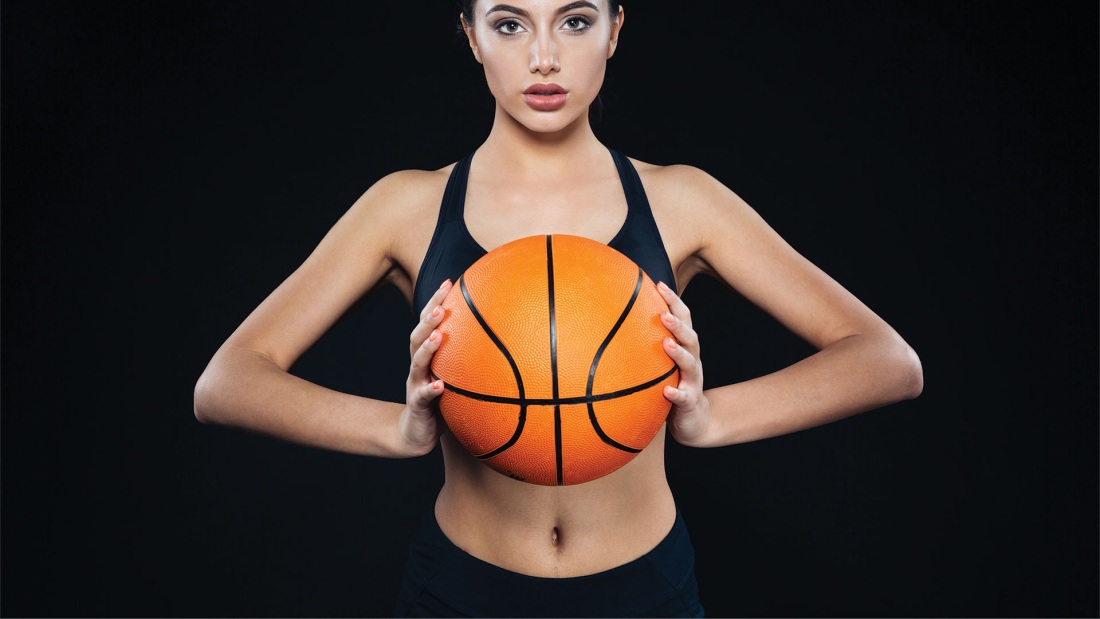 Девушка с мячом в руках