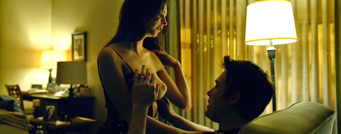 Грудь Эмили Ратажковски в фильме Исчезнувшая