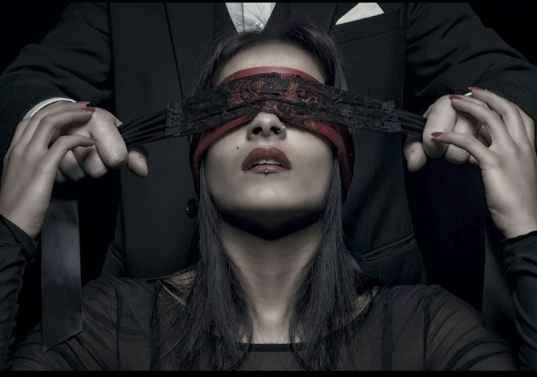 Жена с повязкой на глазах