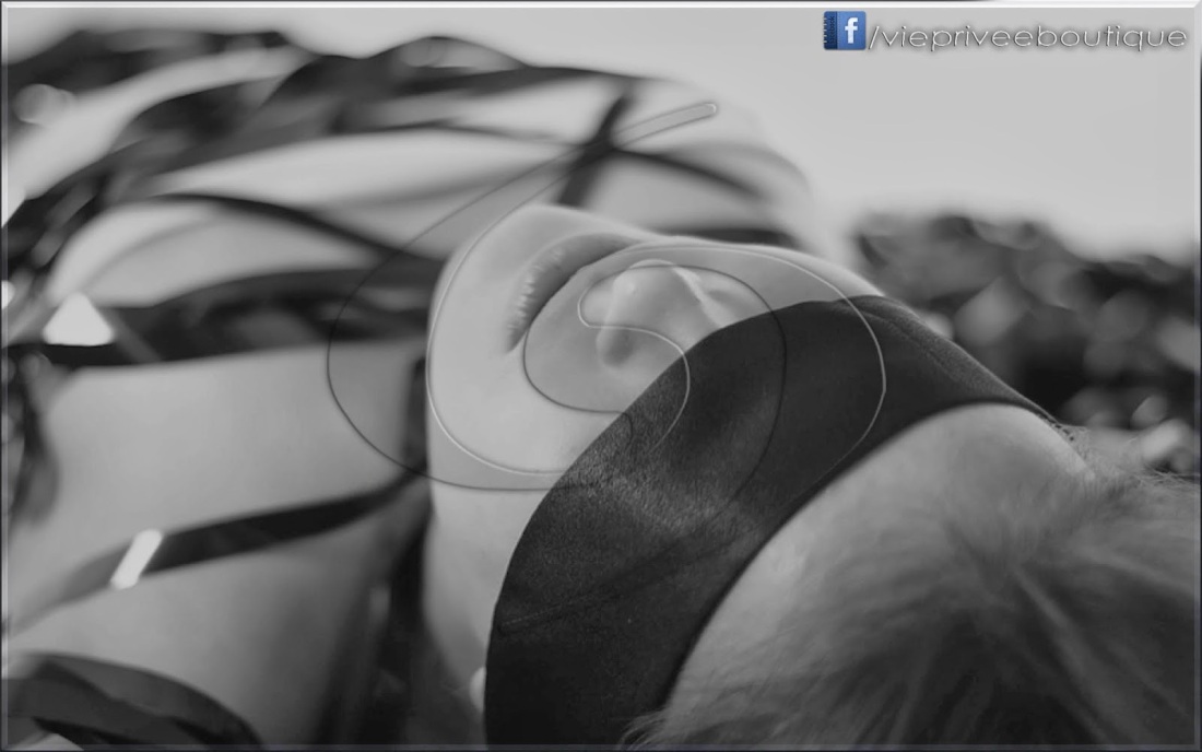 Девушка со связанными глазами