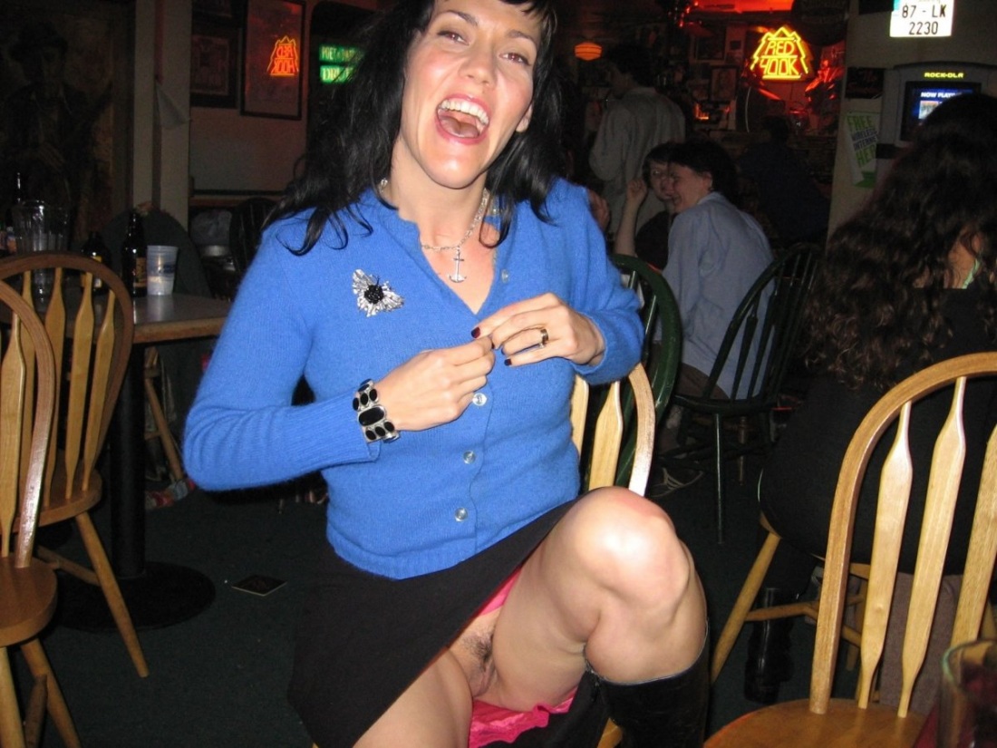 У пьяных девушек под юбкой