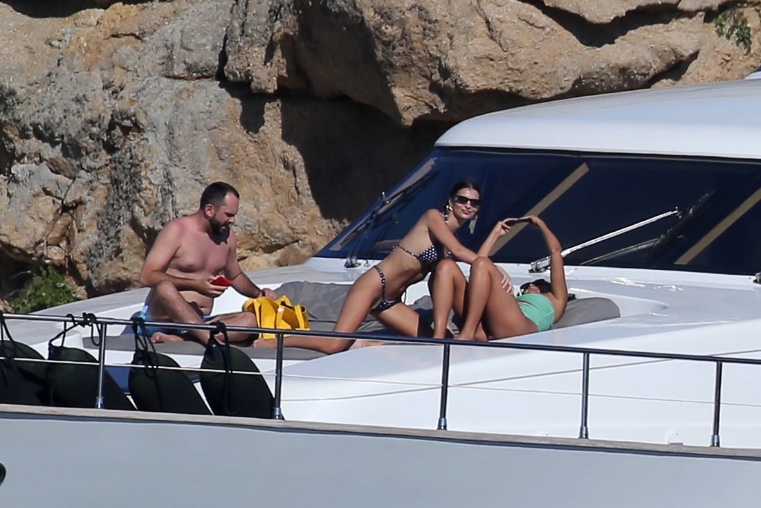 Эмили Ратажковски на яхте