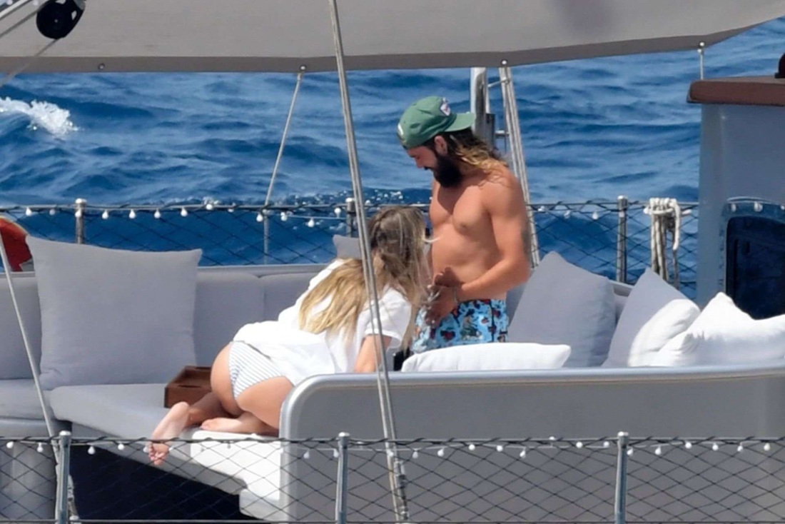 Хайди Клум и том Каулитц на пляже