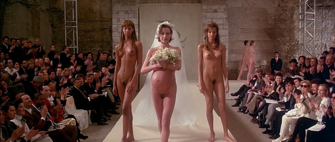 Голая грудь Эмили Агнес