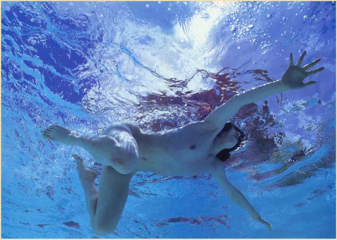 Плавание девушки без одежды