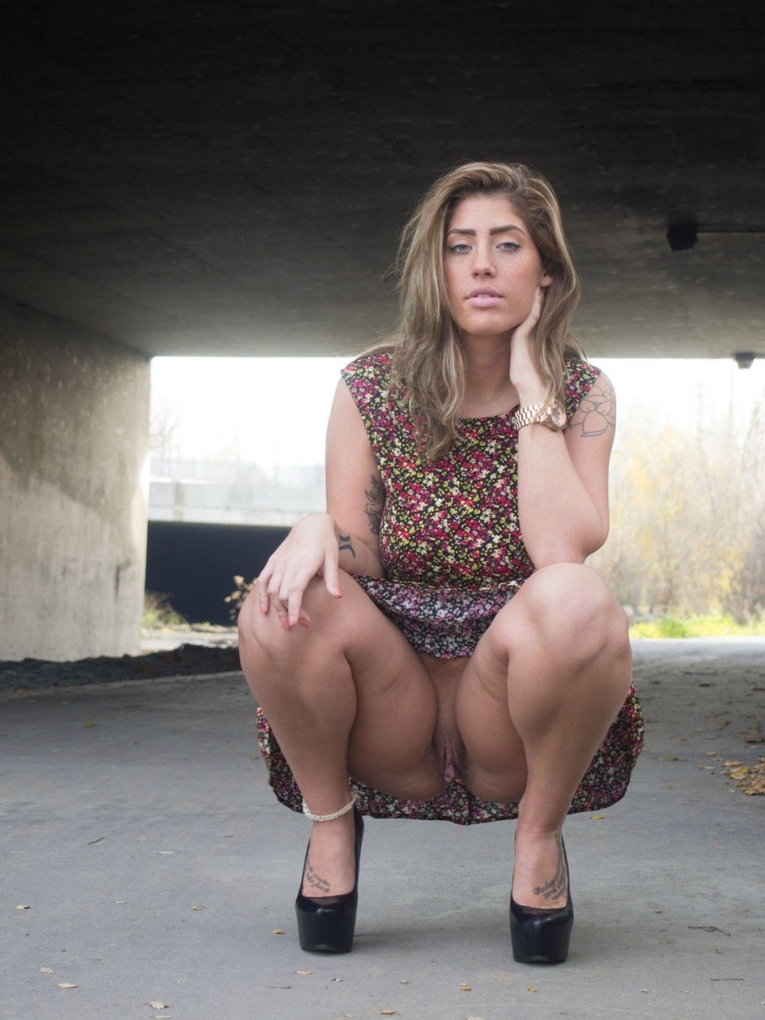 Женщина накртачках без трусов