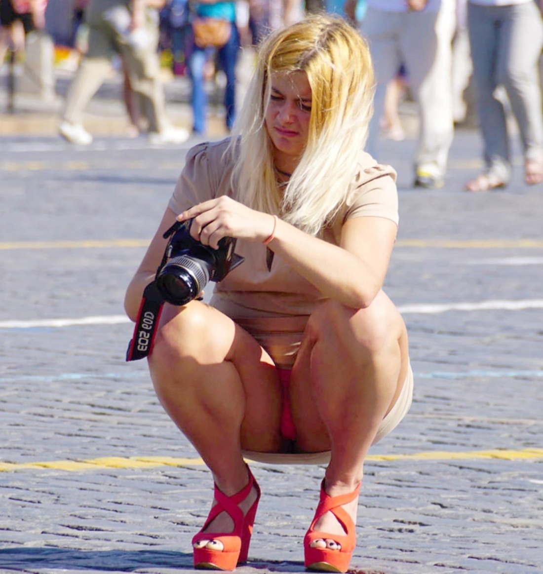 Девушки на корточках без трусов