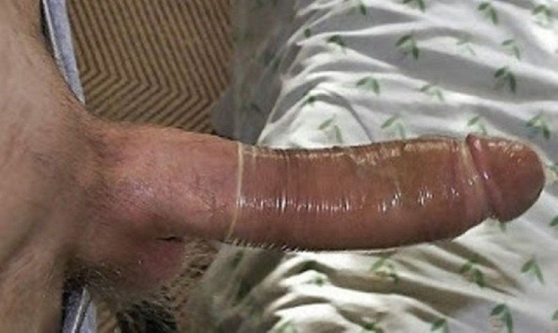 Огромный член в презервативе