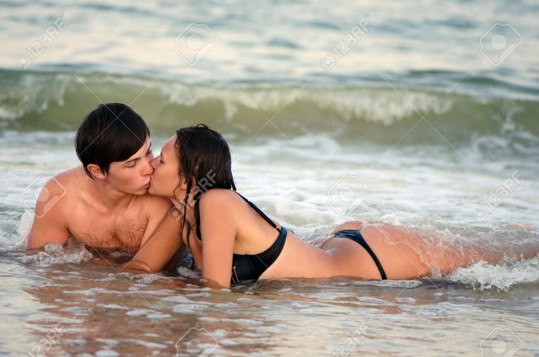 любовники на пляже