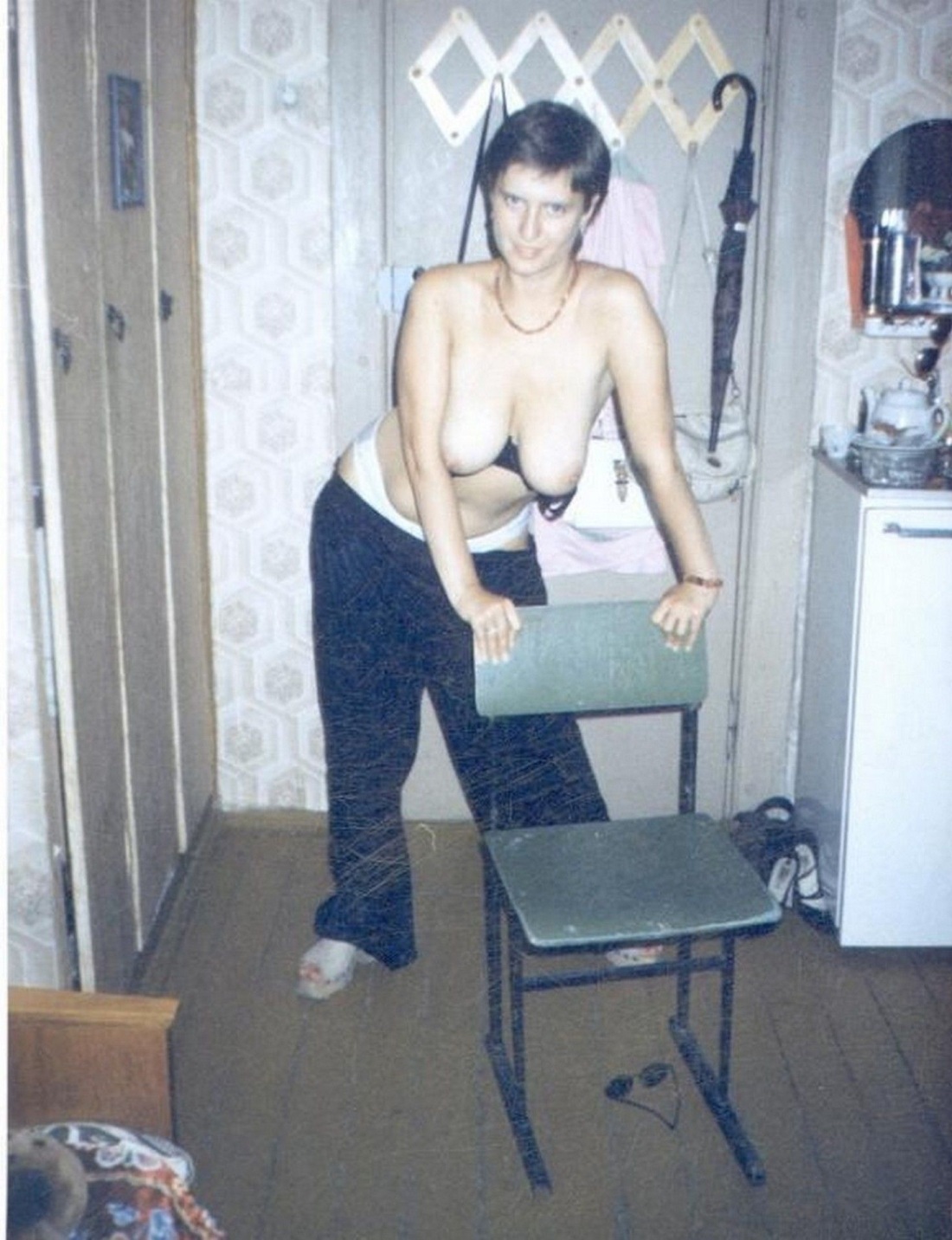 Девушка раздевается в комнате