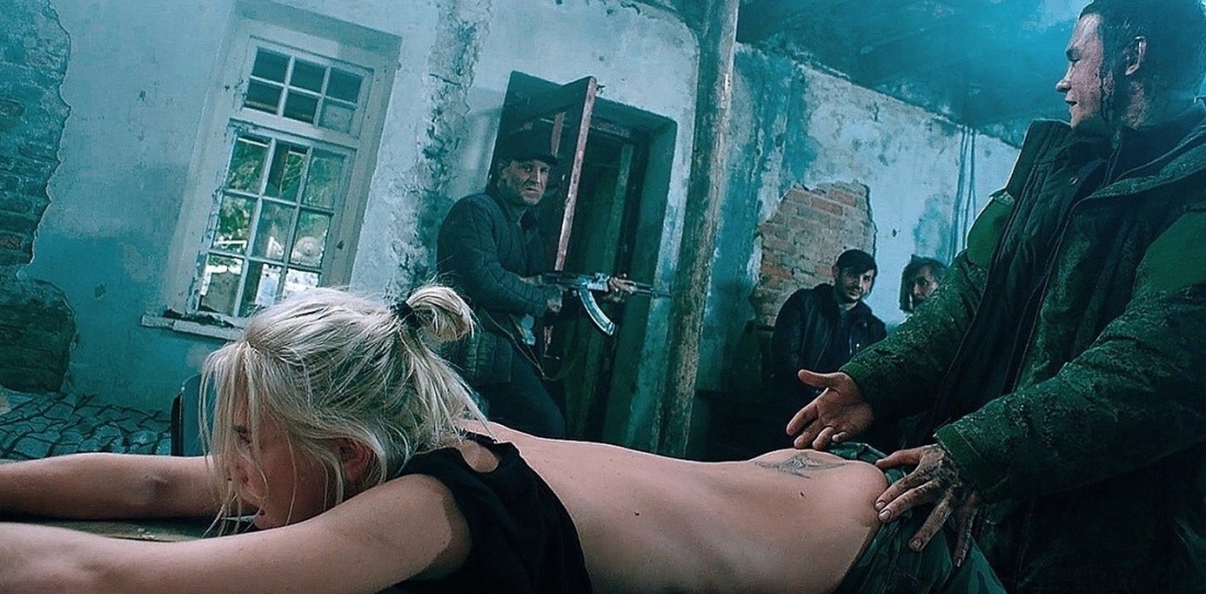 Девушка красивая в кустах лежит Нагой