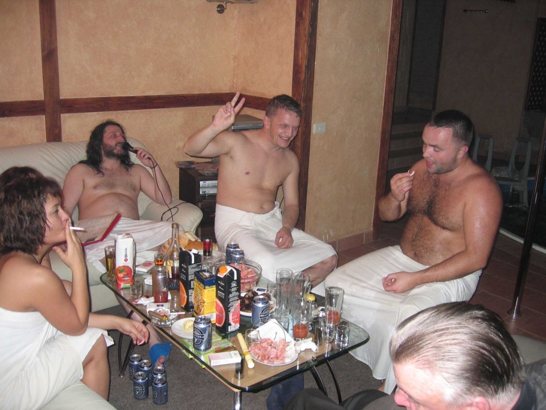 Пьяная блондинка в сауне