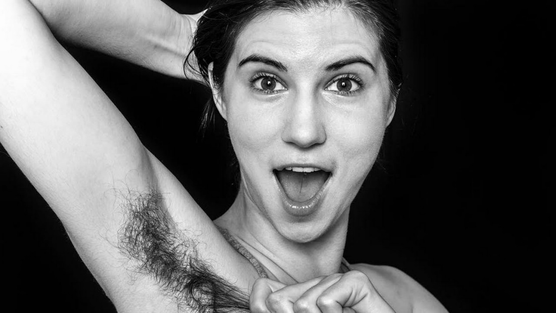 Брюнетка с волосатой киской