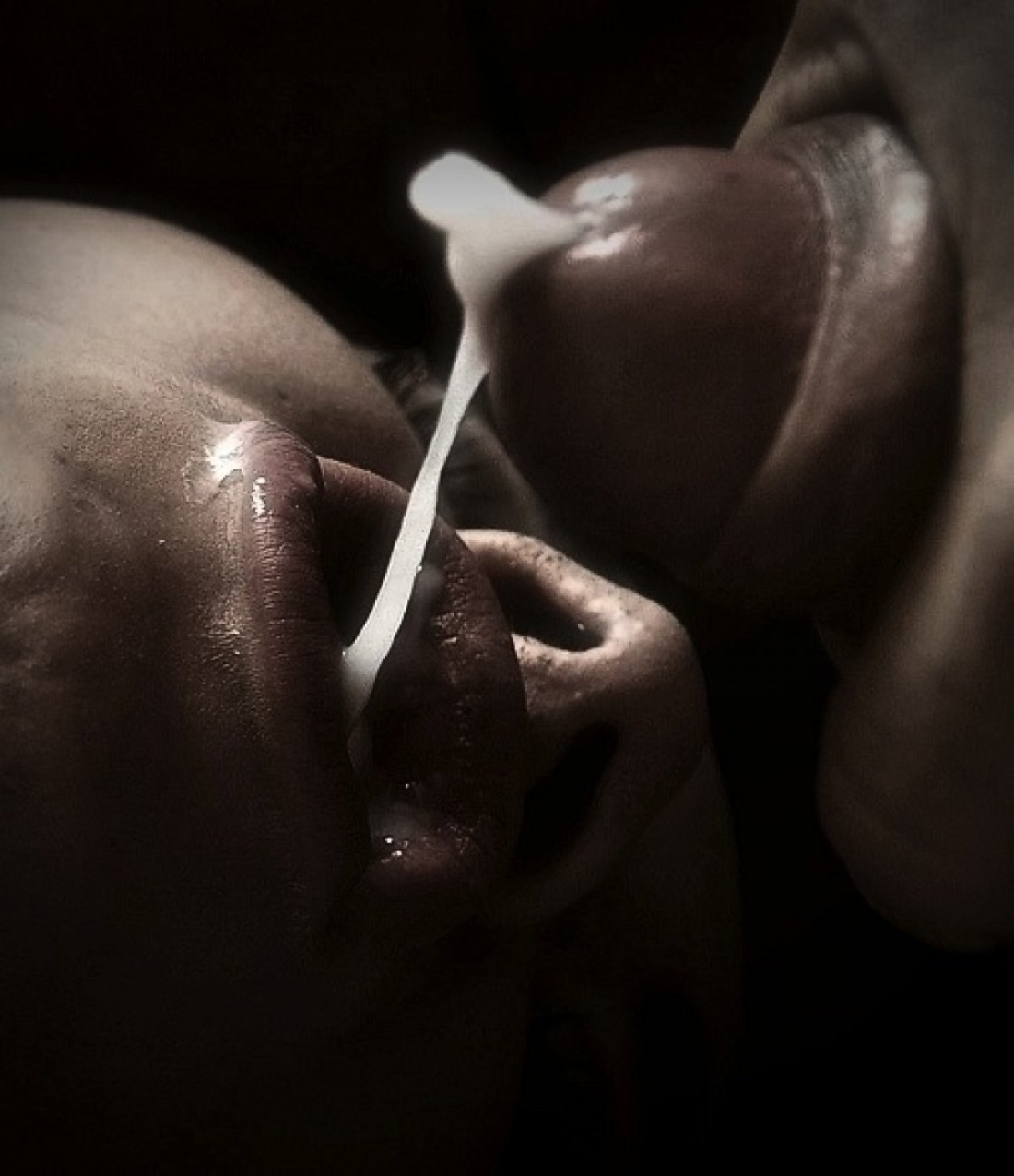 Красивая девушка облизывает член