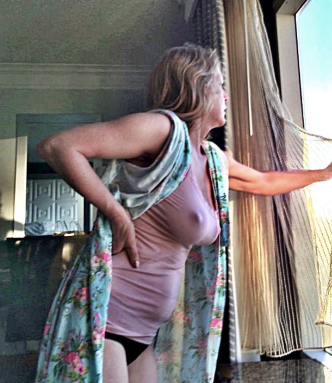 Голые пьяные женщины за столом