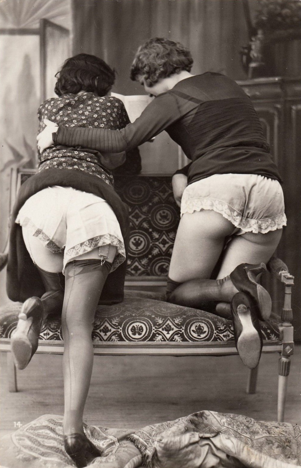 Голые бабы в панталонах и чулках