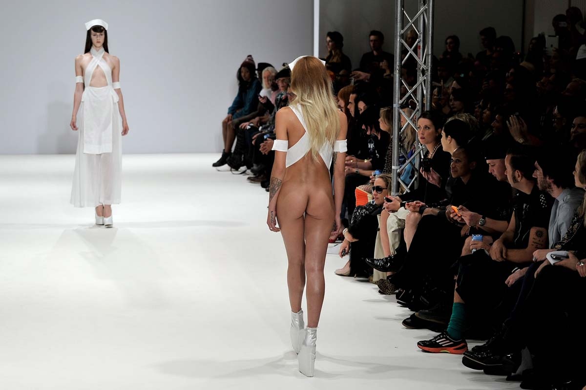 Model naked show