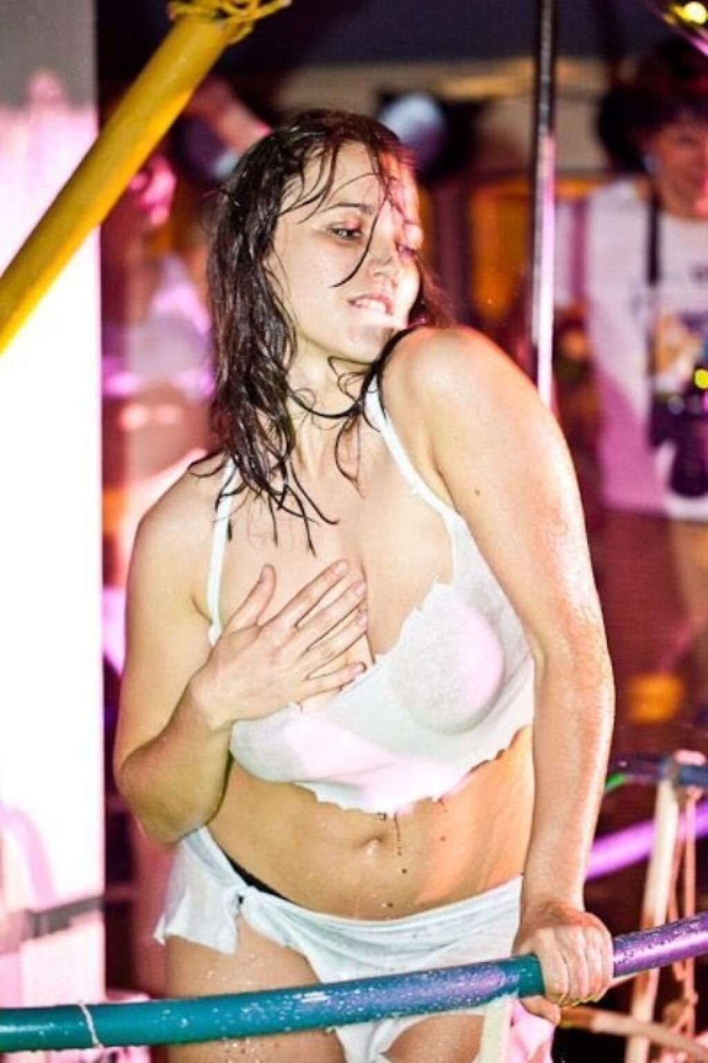 Конкурс мокрых маек сиськи