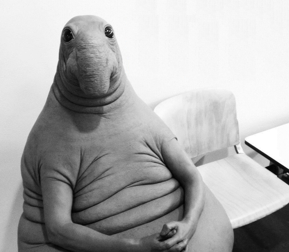 Девушка справляет нужду в лифте