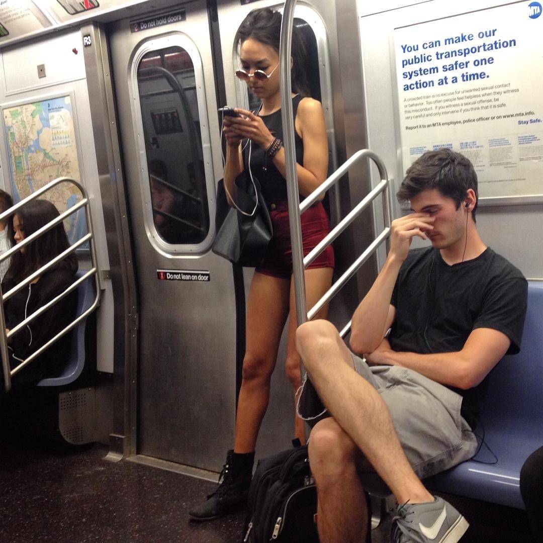 парни лапают в жопу девушек в метро фото 47