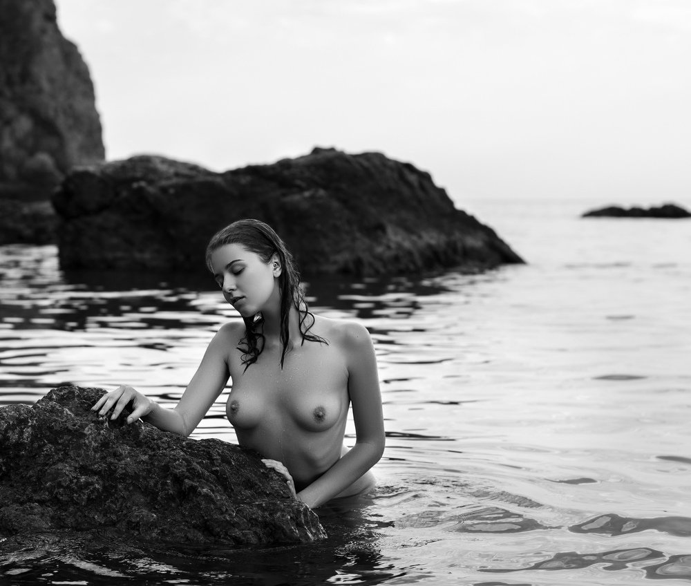 Голенькие девушки в воде