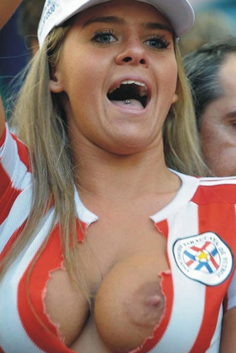 Голые футбольные болельщицы