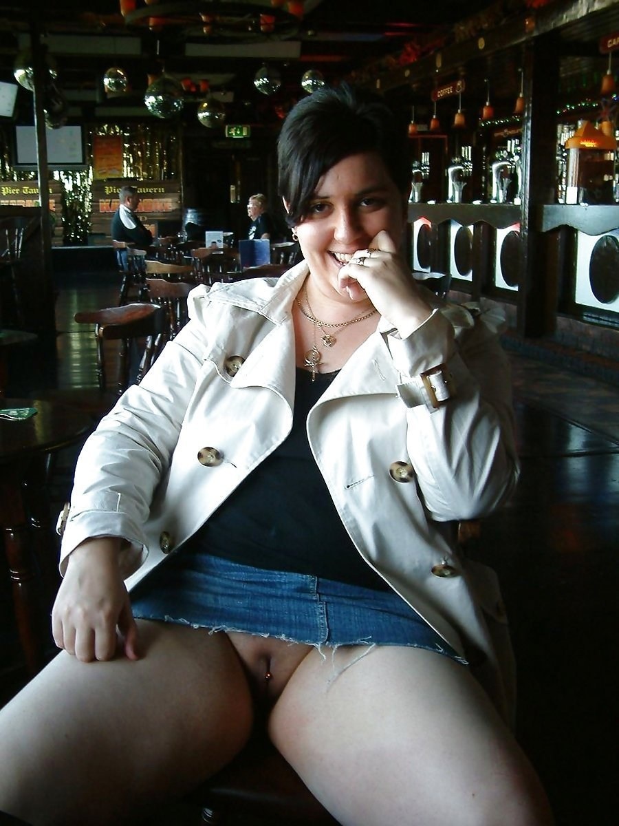 Толстушка без трусов под юбкой