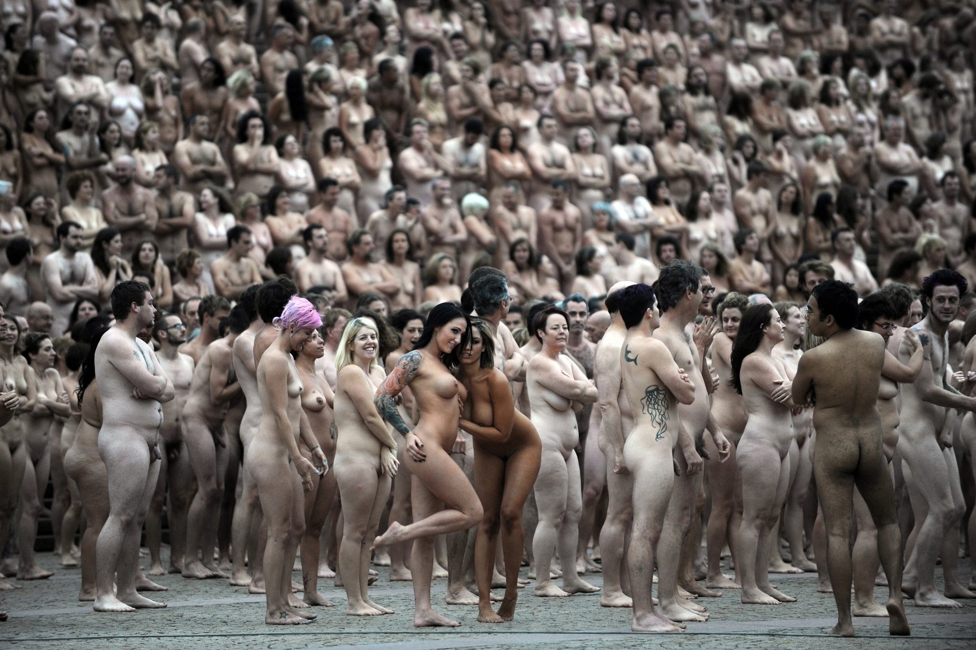 голые мужчины в толпе фото 3