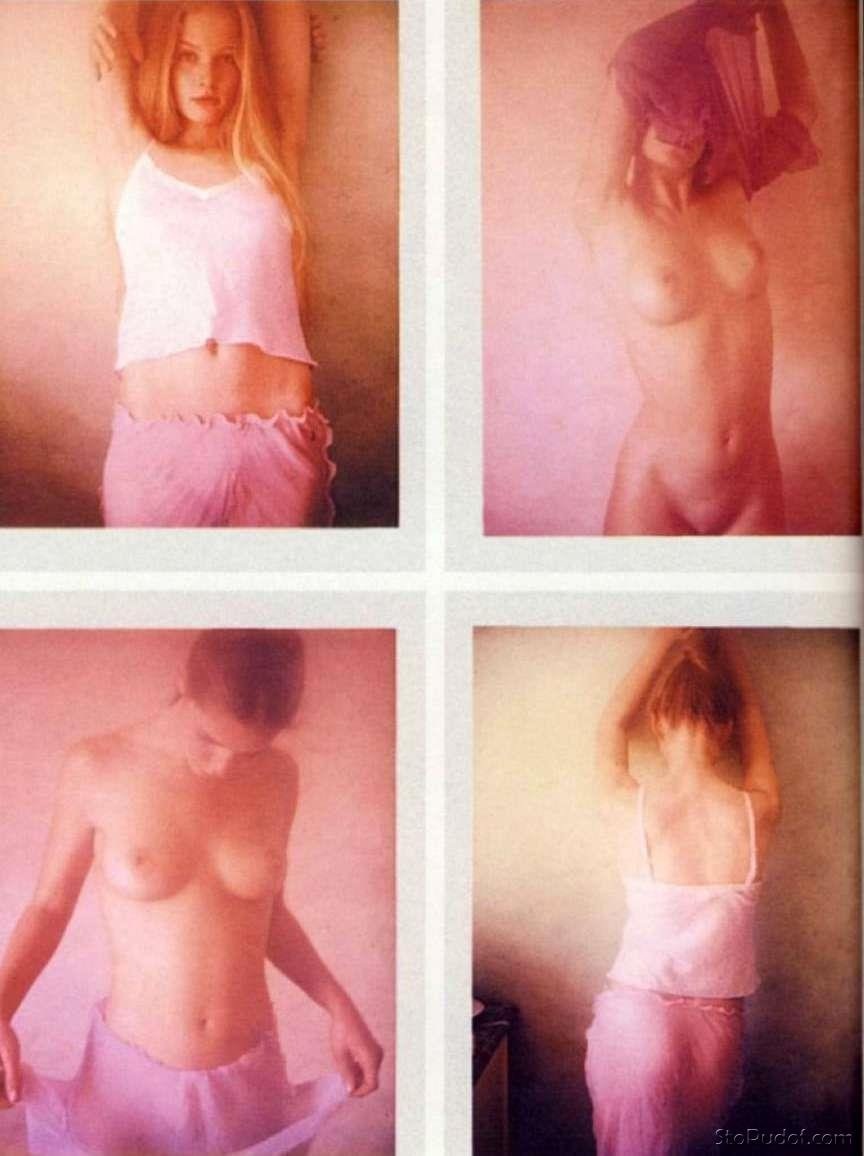 Юная с гитарой голышом