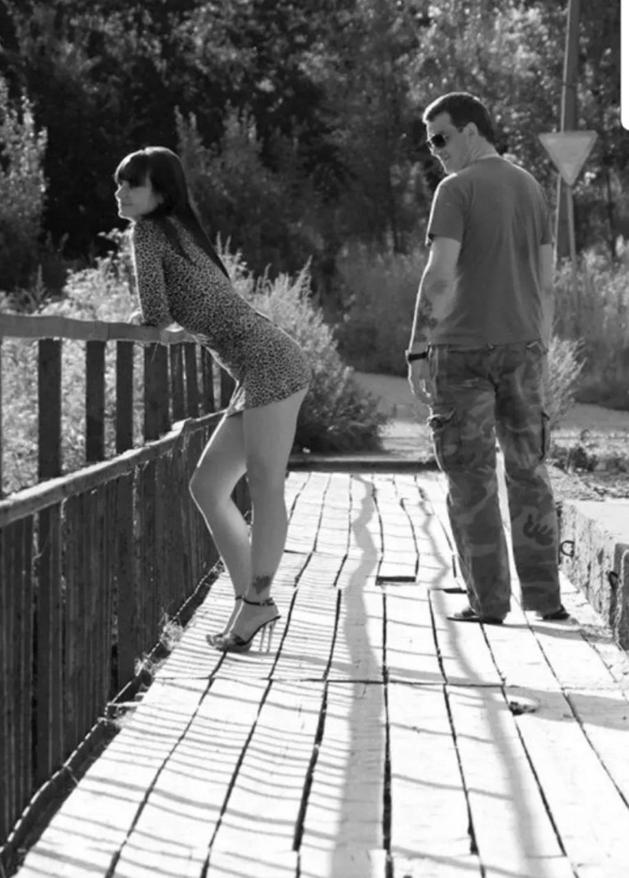 Блондинка на костылях