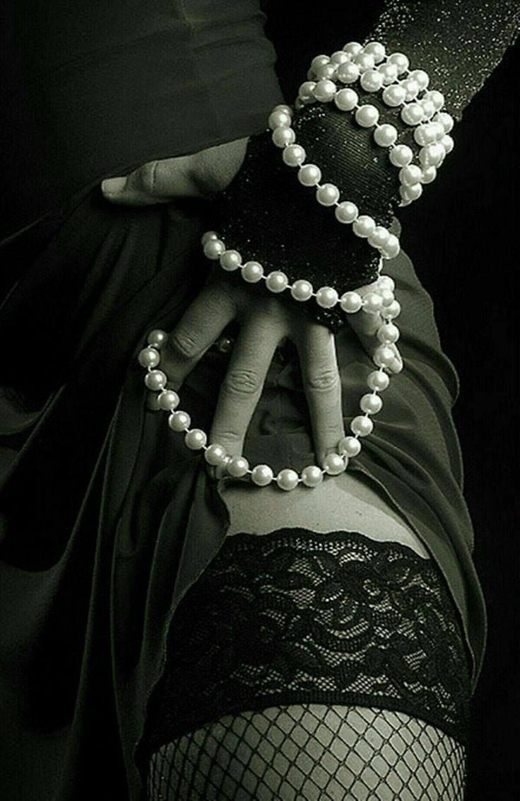 Вагина в стрингах с бусами