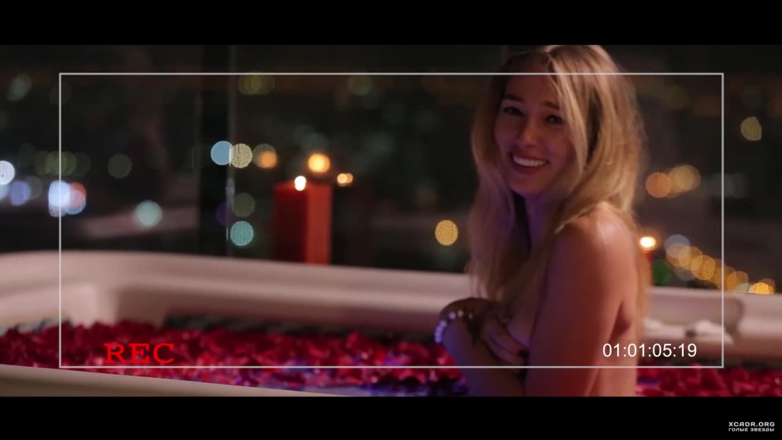 Школьница ныряет