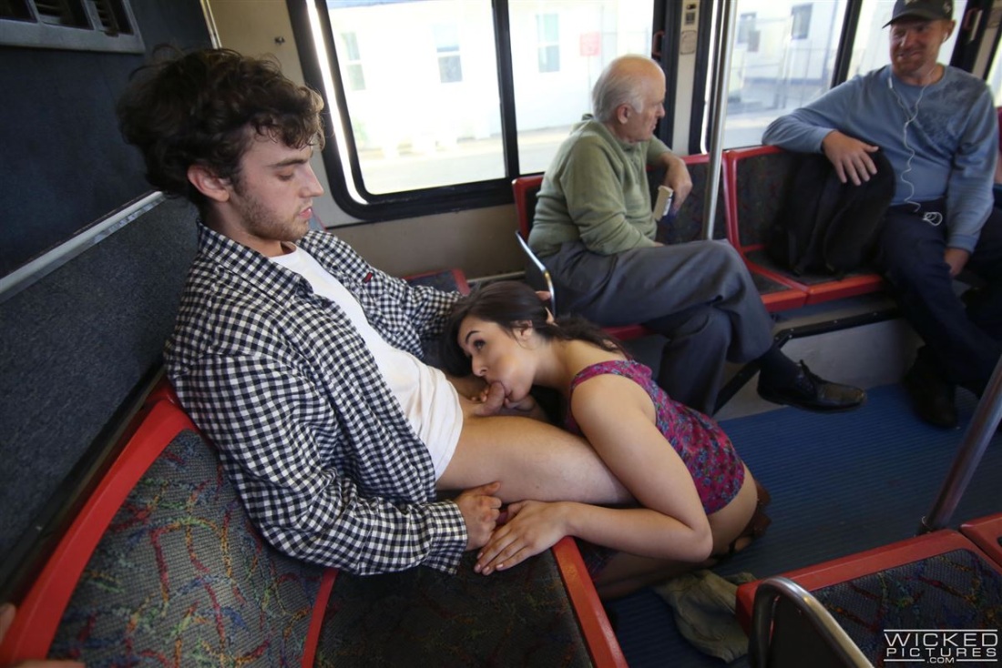 Кончил на девушку в общественном транспорте