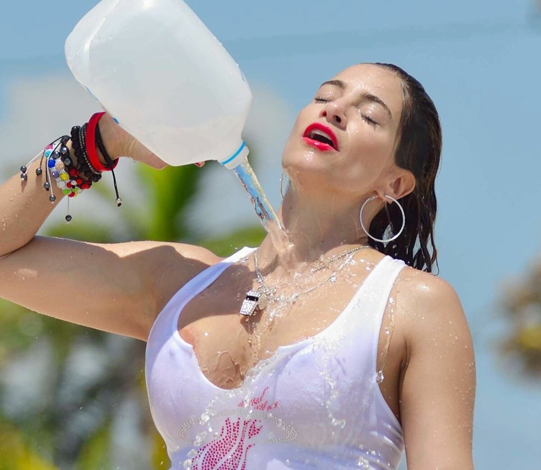 Девушка в клубе показала грудь