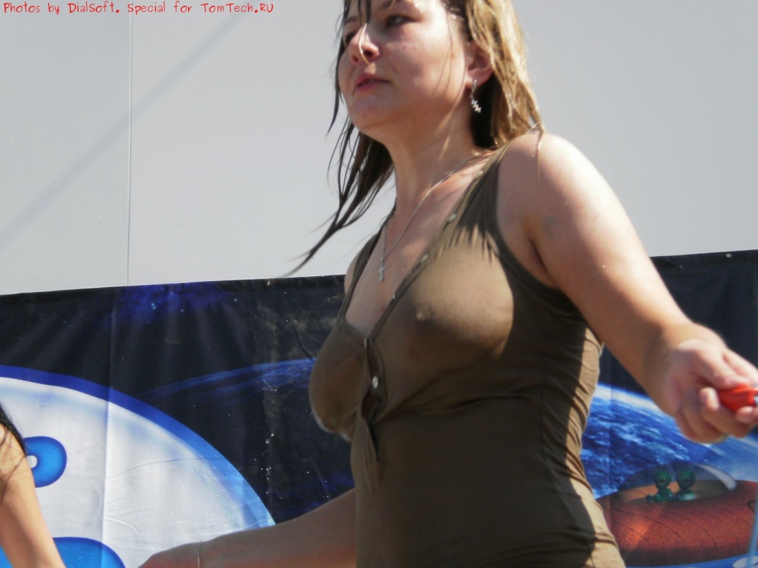 Школьницы в мокрых футболках