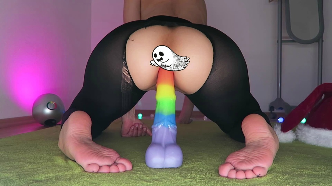 На резиновом члене с анальной пробкой