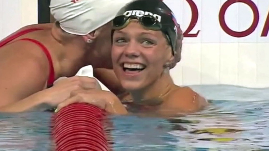 Девушки в бассейне в купальниках