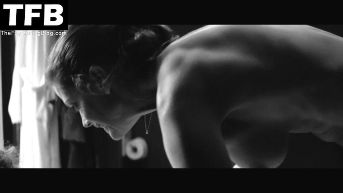 Голая Паулина Гарсиа в фильме "Глория