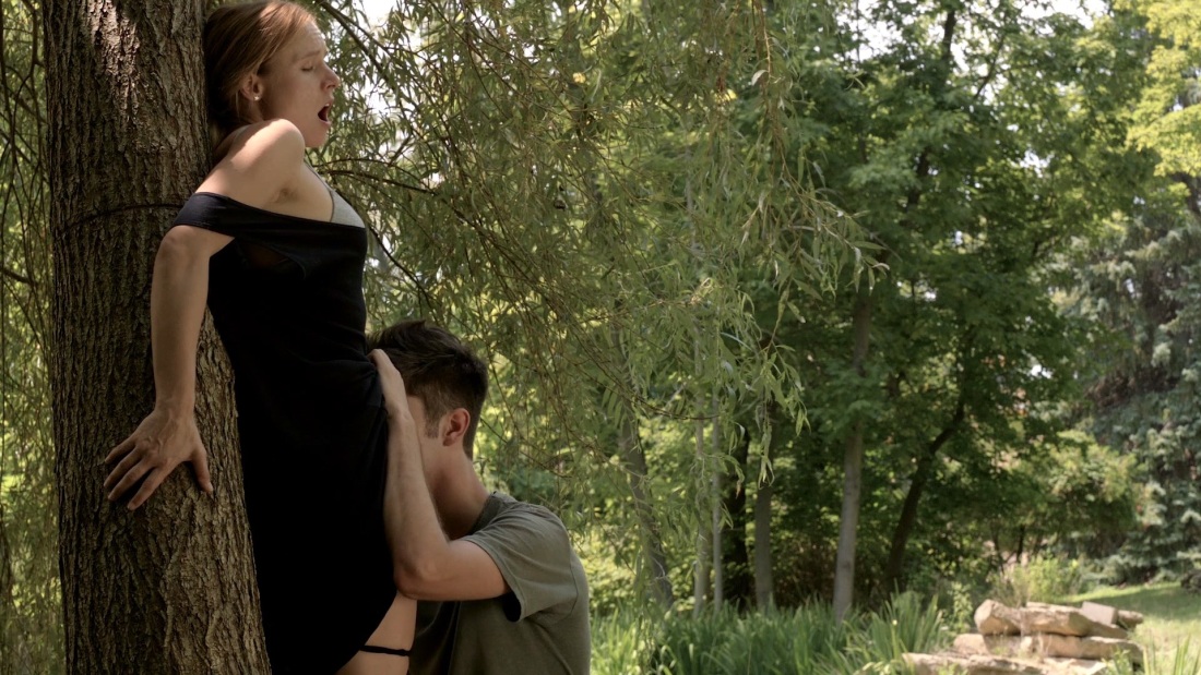 Кунилингус в одежде на природе