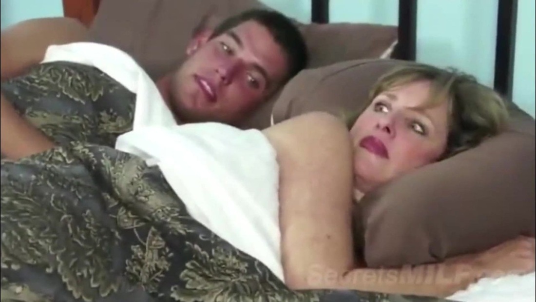 Прижал к кровати аниме