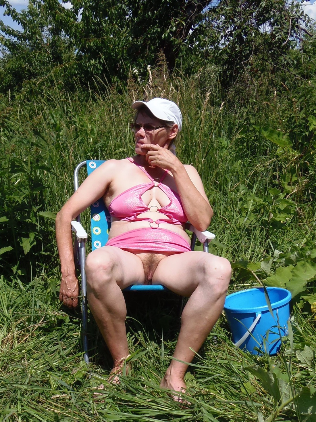 Старушки в трусах на природе