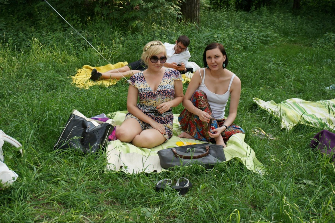 Взрослые женщины на пикнике