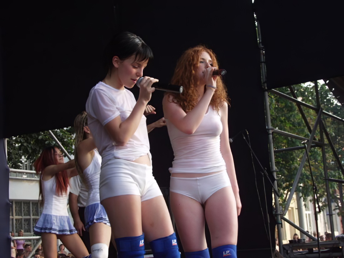 Лена Катина в шортах