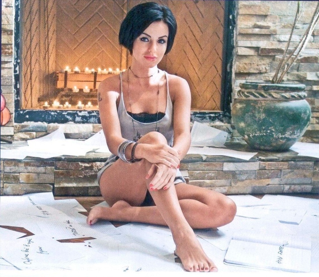 Юлия Волкова босиком